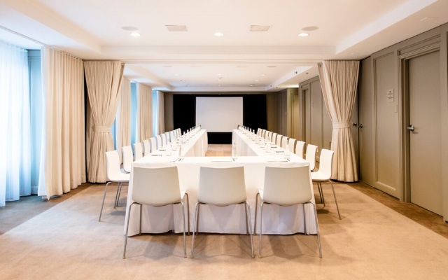 The Chicago Hotel Collection Ambassador Gold Coast