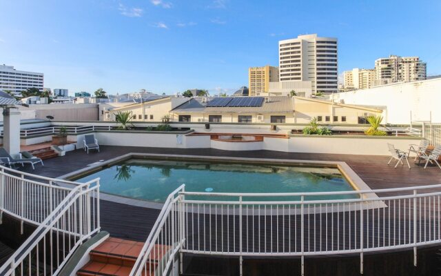 Inner City One Bedroom Apartment with Pool View 22