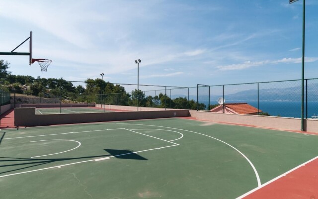 Stunning Home in Supetar With Jacuzzi, Wifi and 4 Bedrooms