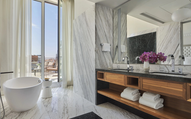 Отель Four Seasons Hotel Madrid