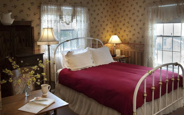 Eagle Harbor Inn