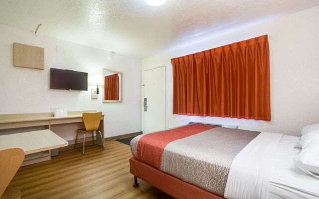 Motel 6 – Lakewood, CO