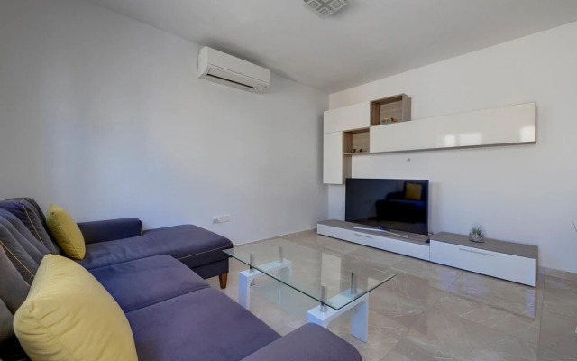 Modern 2BR Apartment in Central St Julian s