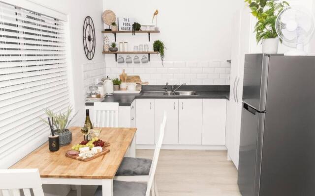 The Pool House, Romantic Country, King Bed