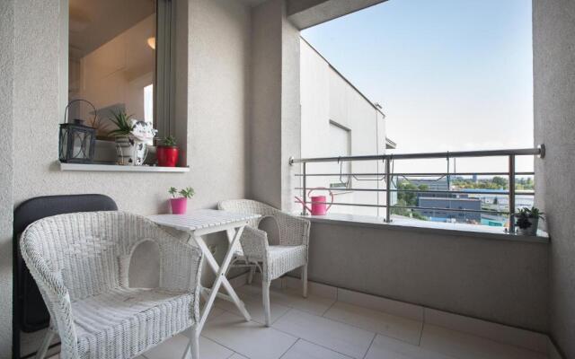 Cozy & Modern Studio with Balcony