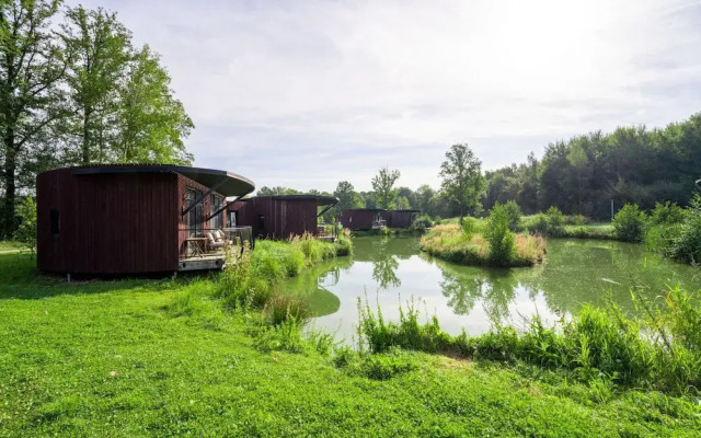 Bungalow With Pool Access