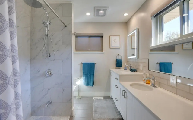 Private Hot Tub & Sauna: Saulsbury Guest House