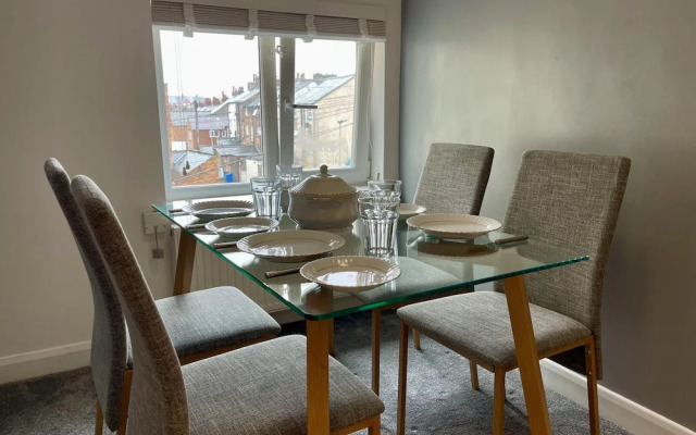Impeccable 2-bed Apartment in Scarborough