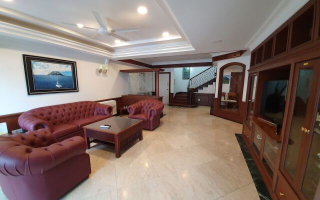 Marina Court Luxury Penthouse