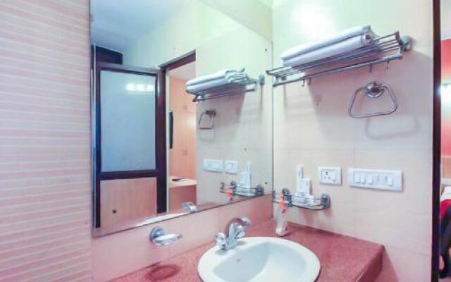 1 BR Boutique stay in Samalkha, New Delhi (5E83), by GuestHouser