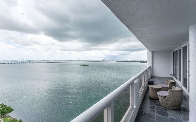 Cozy Oceanview Retreat On The Bay