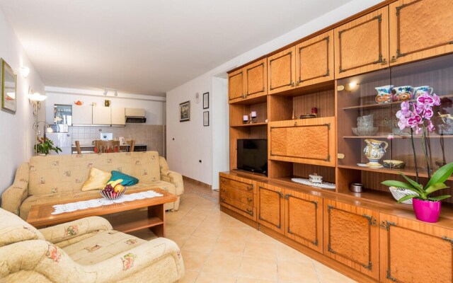 Beautiful Apartment in Icici With Wifi and 1 Bedrooms