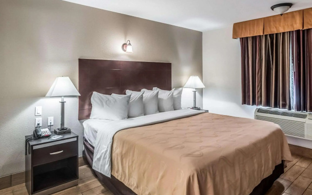 Quality Inn & Suites near Downtown Bakersfield