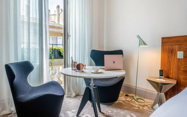 Yndo Hotel