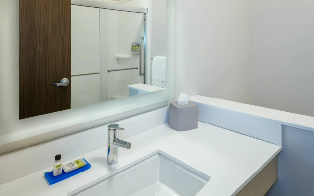 Holiday Inn Express & Suites Medford by IHG