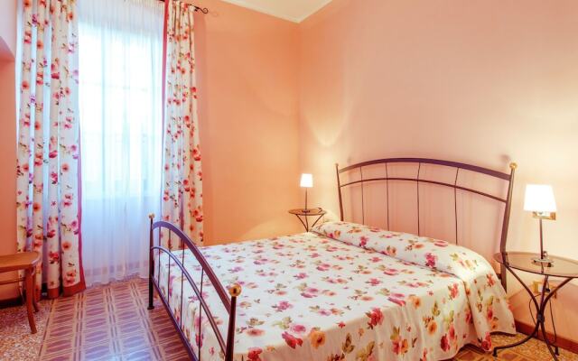 Cozy Holiday Home In Manerba del Garda With Pool