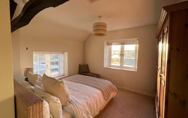 Beautiful 4-bed Cottage in Heart of the Cotswolds