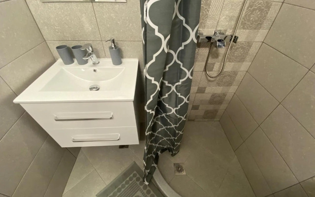 Studio Anita Complex B16