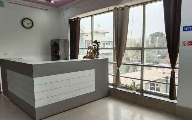 OYO 16721 Divine Hotel