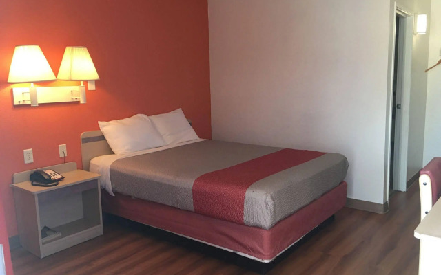 Motel 6 Lufkin, TX