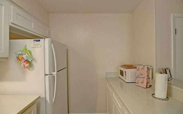 Cozy Isle 2 Bedroom Condo by RedAwning