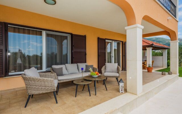 Luxury Secluded Villa w. Pool, Jacuzzi and Garden