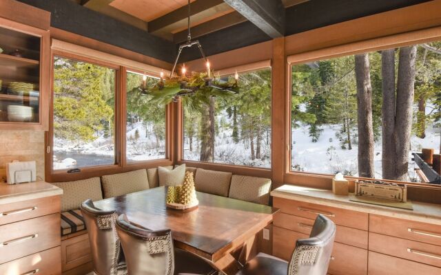 Joy on the River Stunning Waterfront Home for 10