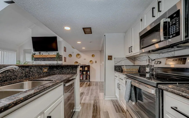 Upscale 1BR Condo in Med Center