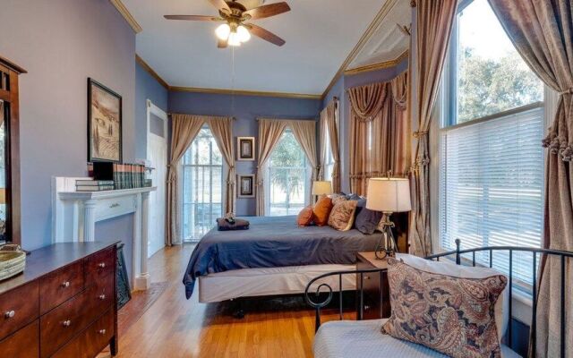 Elegant 2BR on Forsyth Park