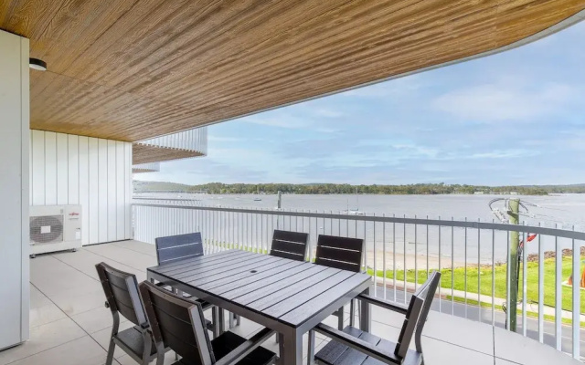 Elegantly Spacious 3-bed Unit Overlooking the Bay
