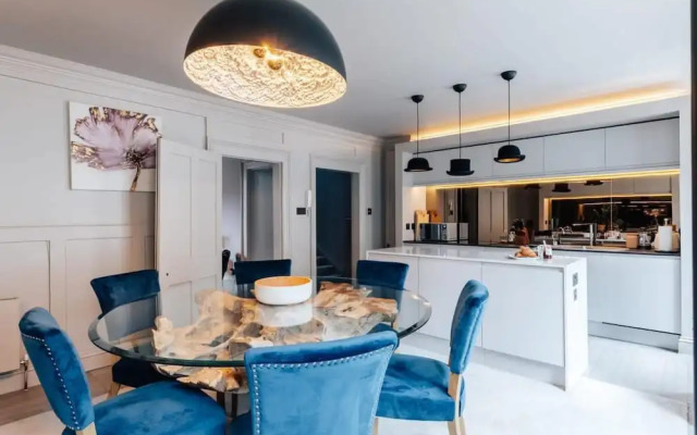 Modern Stylish Central Bath Apartment
