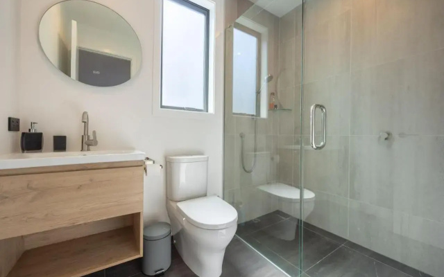 Sapphire Delight - 1 Bedroom Private Room