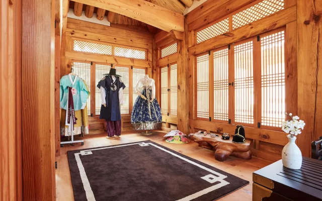 Hanok stay NAMWONYECHON by Kensington