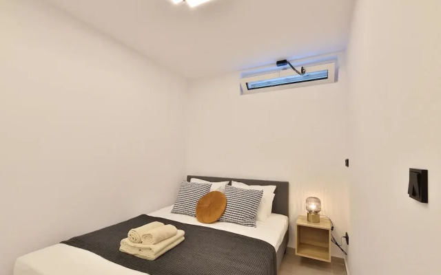 Phaedrus Living: City Center Luxury Flat Skoufa