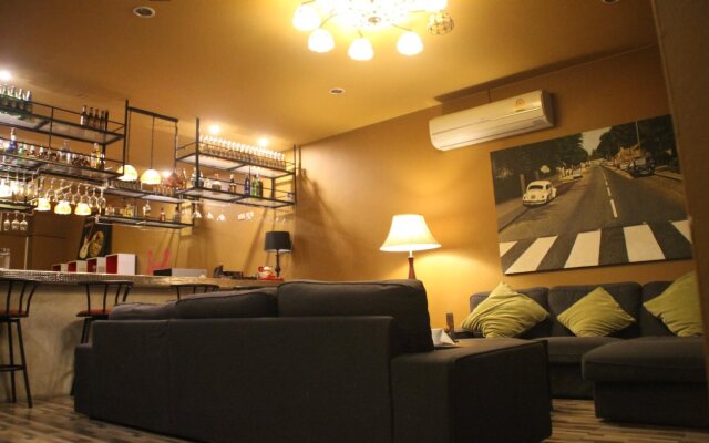 Ol'Masta Hotel & Lounge