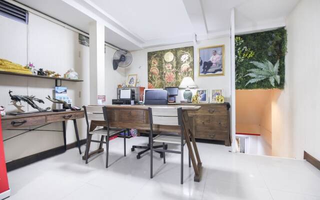 OYO 537 Na Banglampoo Hotel