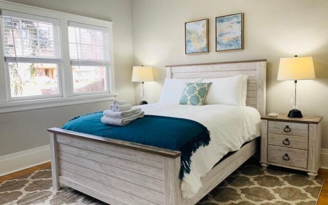 Stunning Bungalow next to UNC - Free Cruiser Bikes!