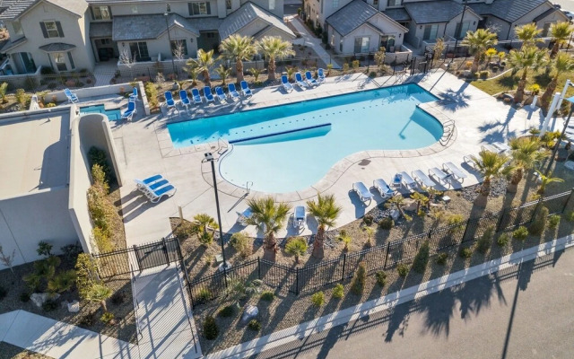 Desert Serenity 4 Bedroom Apts by RedAwning