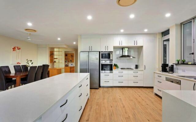 Pavillions 12 With Pool And Golf Buggy