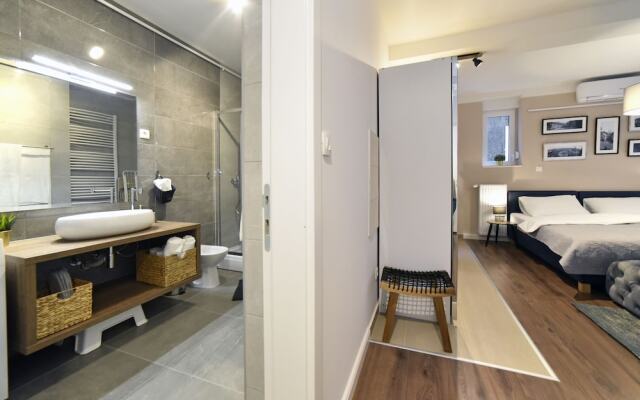 Premium Central Apartment & Room