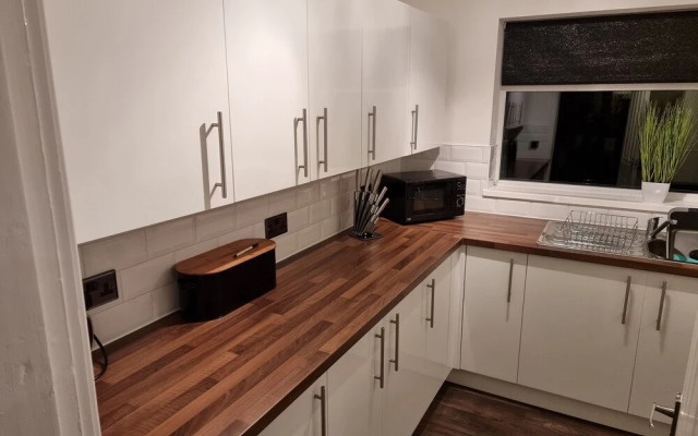 Modern, Spacious Walking Distance to Castle & Town