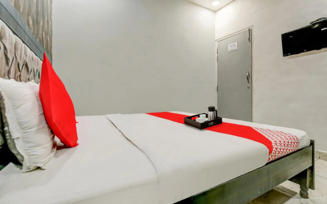 OYO Flagship 70340 Hotel Colour