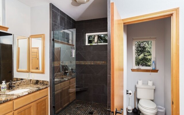 Riffle River Lodge 3 Bedroom Home by NW Comfy Cabins by RedAwning