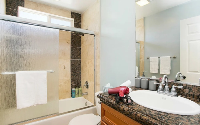 Multi-level 2br-fast Wifi-free Parking -cm-1