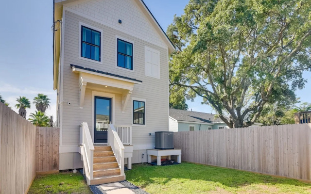 Upscale Home w/ 2 Balconies in Galveston!
