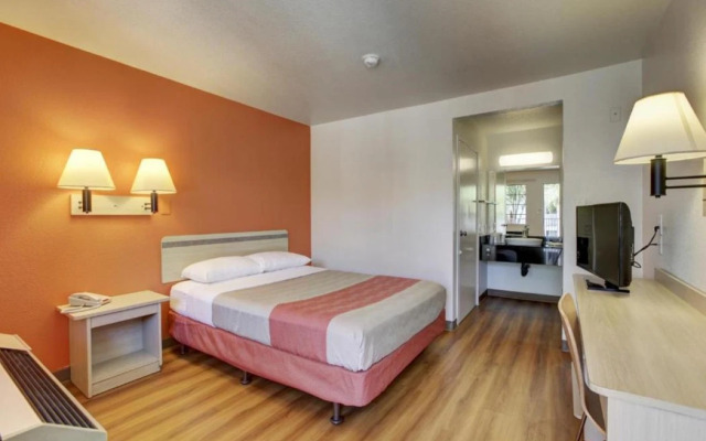 Motel 6 Bellflower, CA - Los Angeles