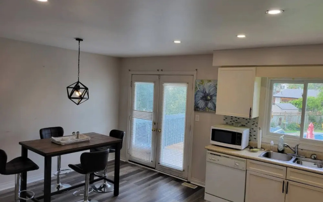Doctor's Lounge - An Executive Home in Niagara
