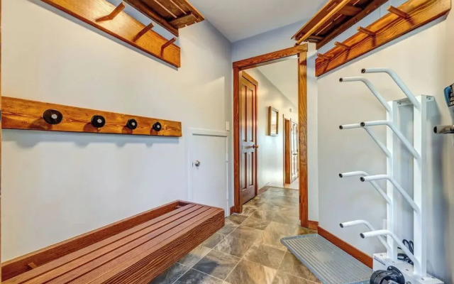 Creekside 2 Bedroom With Incredible Mountain Views