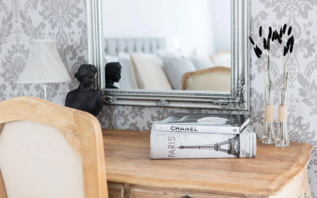 Spacious 4-bedroom mews house with private garage