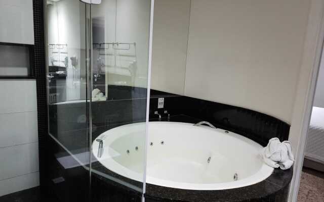 Colonial Plaza Hotel